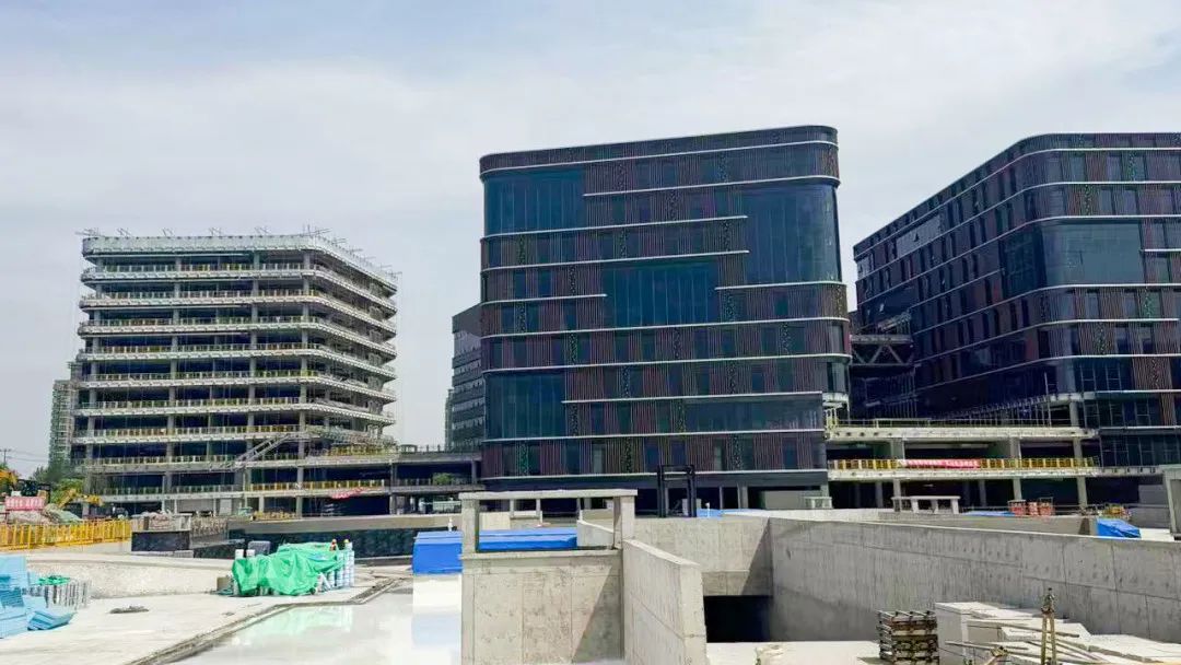 蔚建機器人“尖兵”集結，上海建工一建集團力推“內墻粉刷系列機器人”規模化應用(圖1)