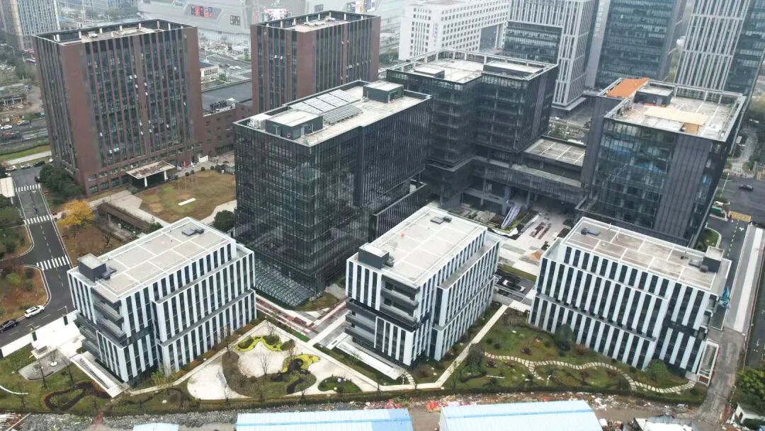 狹小空間里精準作業(yè) 蔚建噴涂機器人圓滿完成南京智鑫慧谷人才公寓項目