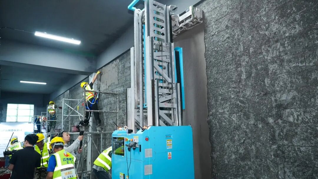 抹灰機器人vs傳統(tǒng)人工：江西建工“蔚建機器人&匠心手藝人技能大賽”在南京舉行(圖4)