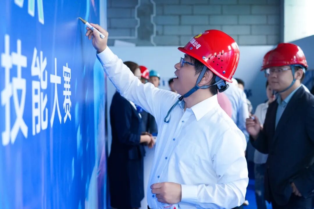 抹灰機器人vs傳統(tǒng)人工：江西建工“蔚建機器人&匠心手藝人技能大賽”在南京舉行(圖2)